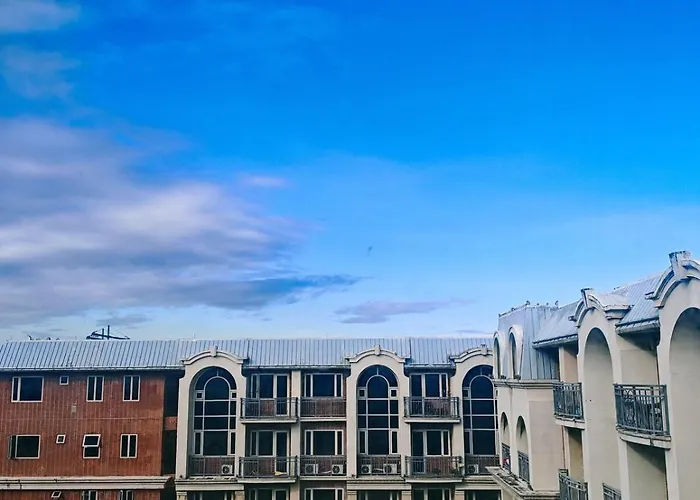 1br Near The Airport With Free Pool Access *