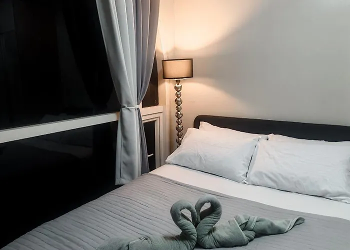 1br Near The Airport With Free Pool Access Manila
